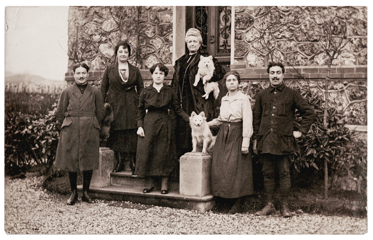 images/Historische-Bilder/Fmilie-mit-zwei-Spitzen-Frankreich-1910.png#joomlaImage://local-images/Historische-Bilder/Fmilie-mit-zwei-Spitzen-Frankreich-1910.png?width=1200&height=772